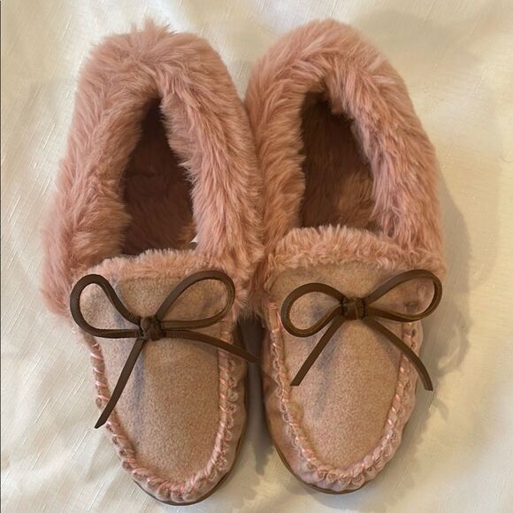 J. CREW PINK WITH BROWN BOW MOCCASIN LINED COZY SLIPPERS.  NEW - Picture 1 of 6